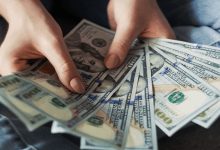 استقرار الدولار وتحرك العملات العربية أمام الجنيه