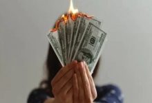 ثقوب الميزانية الخفية: 10 عادات يومية تستنزف راتبك دون أن تشعر