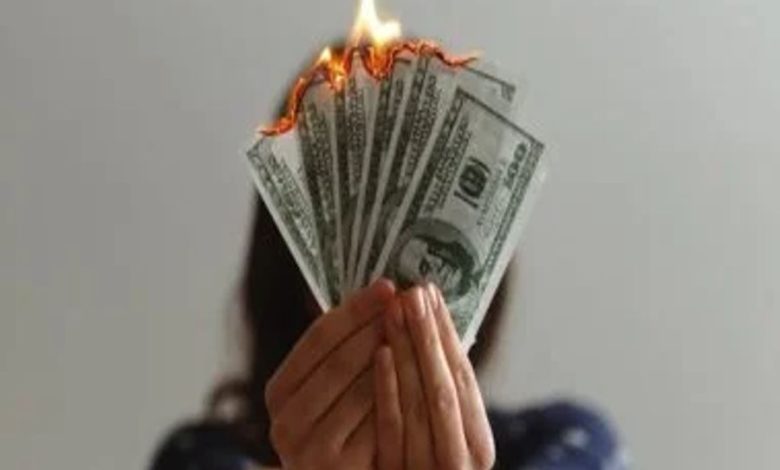 ثقوب الميزانية الخفية: 10 عادات يومية تستنزف راتبك دون أن تشعر