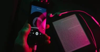 "سبوتيفاي" تُحدث ثورة في القراءة.. ميزة جديدة لمزامنة الكتب الصوتية مع الورقية