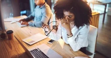 في يوم الصحة العالمي: 10 أخطاء يومية تسرق طاقتك وتجعلك تشعر بالإرهاق الدائم