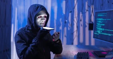 فخ في جيبك.. كيف تحولت منصات التواصل الاجتماعي إلى ساحة للاحتيال الرقمي؟