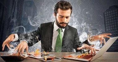 بين الشغف والاضطراب النفسي: هل أنت طموح أم دخلت فخ "إدمان العمل"؟