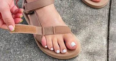 دليل موضة 2026: كيف تختارين صندلاً صيفياً مريحاً وأنيقاً لقدميكِ؟