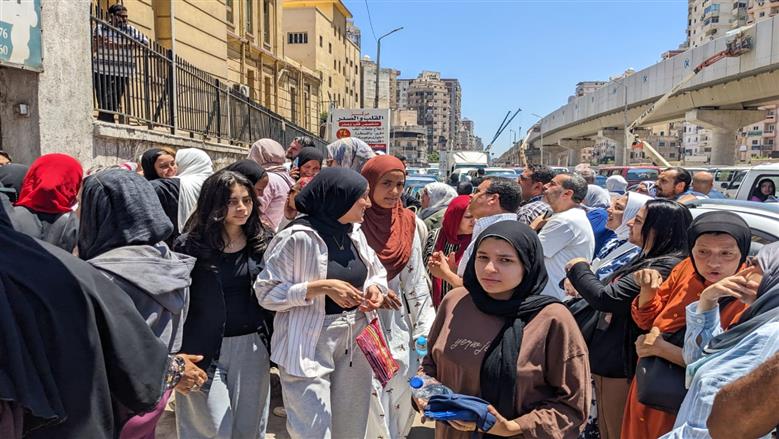 طلاب الثانوية العامة بعد أداء امتحان اللغة الإنجليزية