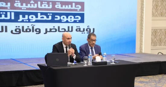 وزير التربية والتعليم خلال جلسة نقاشية مع الإعلاميين
